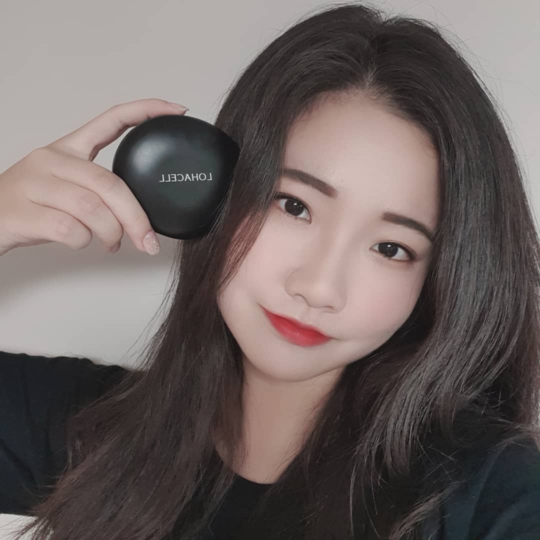 @buzz._.6 on Instagram: “#로하셀리얼피팅쿠션 하루종일 햇빛아래에서 있어도 유분기도 안올라오고 인생쿠션 발견!💙💙 얇게 발리지만 커버력은 짱짱해서 컨실러필요없지요!!🙅‍♀️ 외형도 깔끔하고 조약돌같은게 너무귀여워요🥰 . . . . #lohacell #로하셀 #조약돌쿠션…”