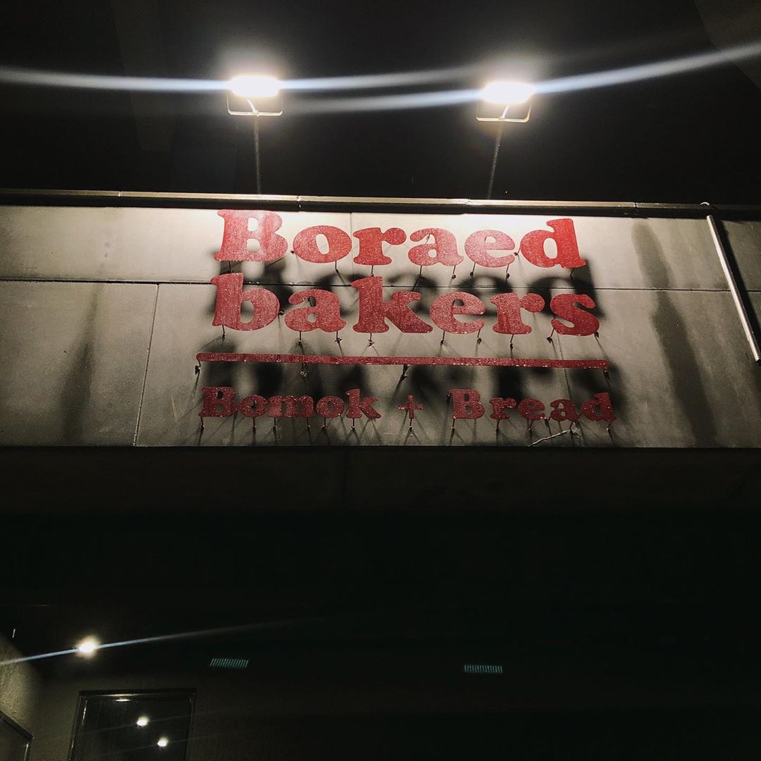 👀 on Instagram: “제주도 여행에서 유일하게 온 카페네😳 비가 오지 않았다면 앞에 이쁜 바다도 보였을텐데 비가 너무 와서 그 이쁨을 못담은게 한이 되지만 맛있는거 먹으니 걍 기분이 좋아짐❤️ 예쁜 곰돌이 통에 담긴 밀크티는 진심 내 취향❤️…”
