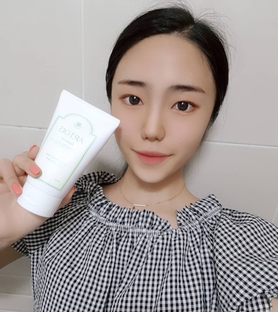 다콩 on Instagram: “(세수할거라고 머리를 빡 묶었더니 조선사람이 되었어요..ㅜㅜ<민낯주의,경직된 내얼굴..>) 저는 민감한 피부라 자극이없는 제품들을 찾아쓰는데 천사연구소에서 나온 제품들은 순해서 그런지 자극이 없어서 너무 좋더라구요 ㅎㅎ  그래서 이번에 천사연구소에서…”