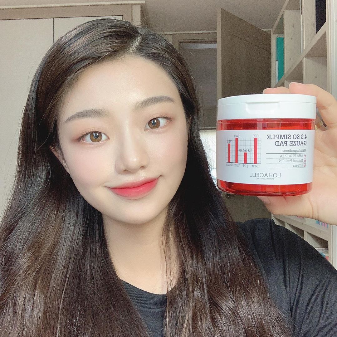 金秀仁 ( 19 ) on Instagram: “요즘 사용중인 로하셀 4.3 쏘 심플 거즈 패드💧  세안 후 올라간 ph를 낮춰 자극을 최소화하여 산도 밸런스를 맞춰주고 각질, 피지, 블랙헤드 케어까지 한번에 할 수 있어서 좋아용‼️ 피부결 타입에 맞춘 엠보와 거즈 듀얼 패드로 본인 피부결에 맞춰…”