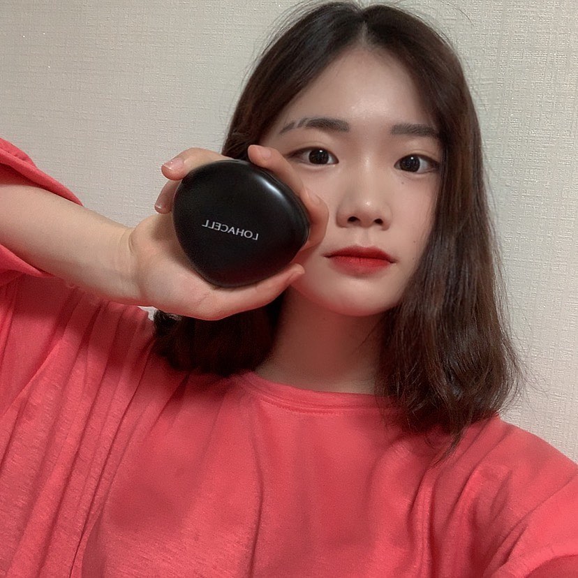 나챎🎀 on Instagram: “모공이면 #모공 소량으로 내 #홍조 랑 #잡티 다 가려졌다🤭 여름이라 땀많아서 #워터프루프 쿠션 찾았는데 땀나도 지속력짱이라는점.👍🏻 퍼프모양이 뾰족해서 눈가나 코주변 좁은공간도 꼼꼼하게 밀착된다는점. 좋은 점만 있네 다들 훅하쥬😊 - - - - -…”