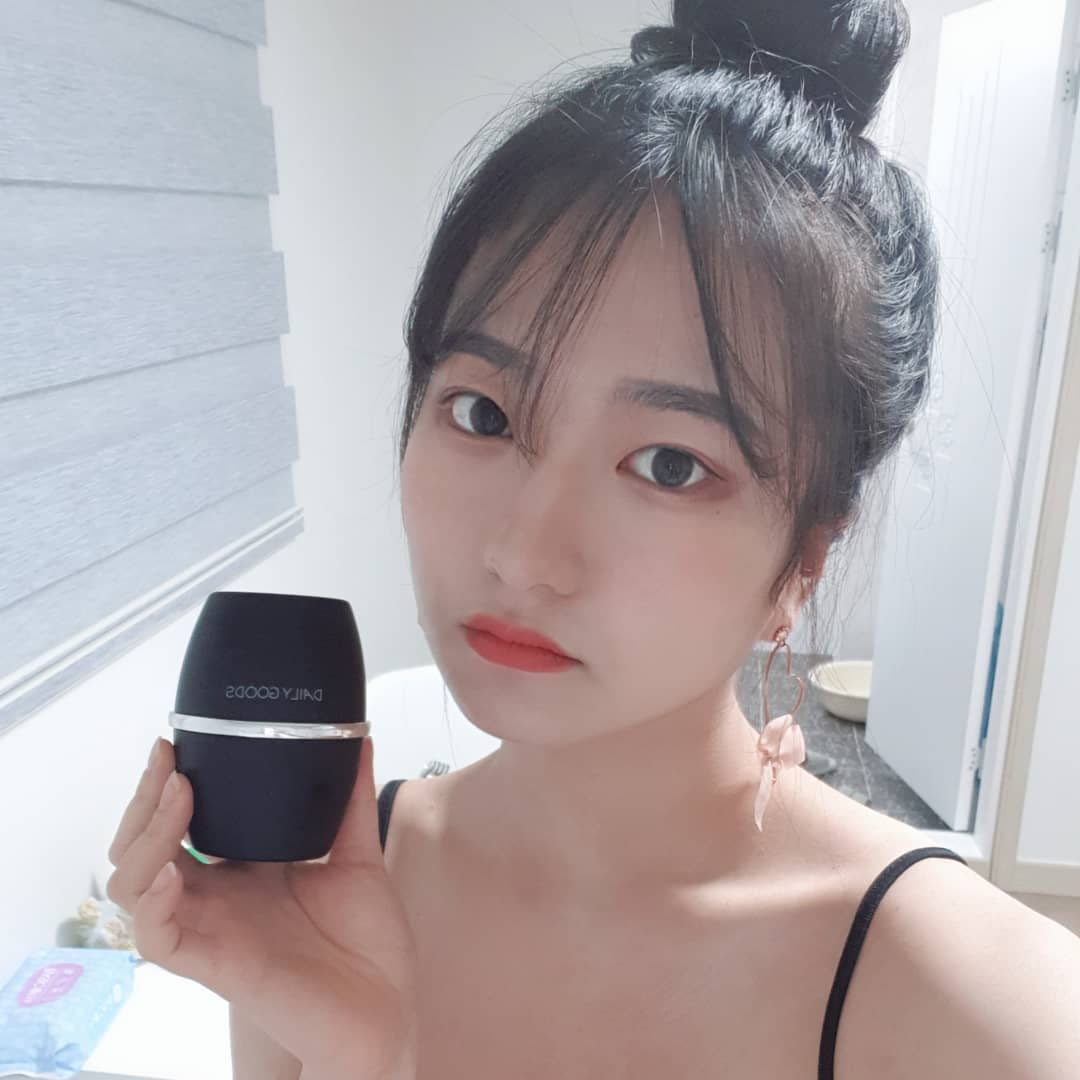 오 소희 on Instagram: “너무 늦게 올리는 후기... #라이프굿즈 #핫볼 #마사지볼  이게 진짜 좋은게사이즈도 작구#핸드안마기로 들구 댕기기 좋아요  냉동살에 씻지전에 넣어두면 차갑게 사용 가능한데 나는 차갑게해서 얼굴에 모공닫거나 얼굴 붓기빼는 데 사용해요😉  뜨거운물에…”
