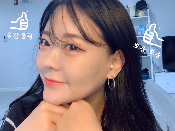 최수지 on Instagram: “바쁜아침에 한번에 할수있는 스킨케어~~~~ 특히 모공관리 피지관리 트러블관리도 한번에 되공 세안후 올라간 ph를 빠르게 낮추어 피부밸런스에 도움을 준다규~~~ 나처럼 화장 잘 안먹는 피부는 수정화장용 패드로 사용도 가능하구 듀얼패드로 거즈면은…”