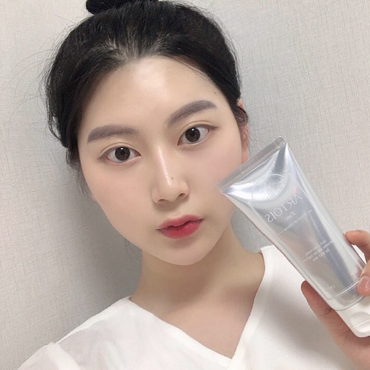 ᴀᴄᴛ   ҉*\٩( ๑•̀o•́๑ )و /*҉ on Instagram: “아르투아 쓰리세컨즈 톤업크림 💫
보송한 텍스처, 자연스러운 톤업, 은은한 파우더향
간단하고 마무리감이 좋아 자주 쓰고있어요 :) .#천사연구소 #아르투아 #아르투아톤업크림 #톤업크림 #3초톤업크림 #반사판톤업크림#미백크림추천#artois”