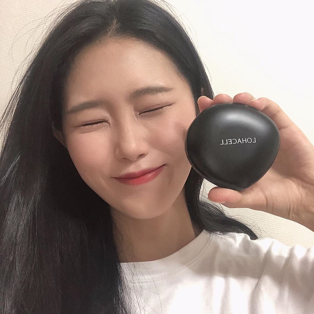 Jin'stagram on Instagram: “여름엔 방수쿠션 필수!!!
커버에 지속력에 유분기잡아주는것도 최고..❣️”