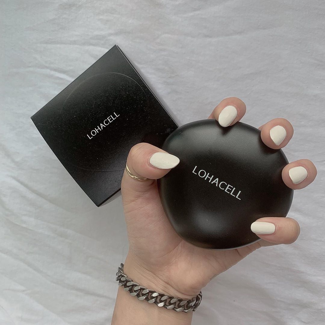 ❦ 𝒥𝑜𝑜𝓎𝑒𝑜𝓃  ❦ on Instagram: “⠀ ❦ 로하셀 리얼 피팅 쿠션❦ ⠀ 중건성에 속건조가 너무 심해서 화장하고 세 시간 쯤 밖에 돌아다니면 기름이 기름이 🐶기름이 장난 아닌 피부여서 파운데이션이나 팩트나 하나에 정착하지 못하고 유목민만 몇 년 째였는데 이걸 써보고는 정착 완료 (진심)…”