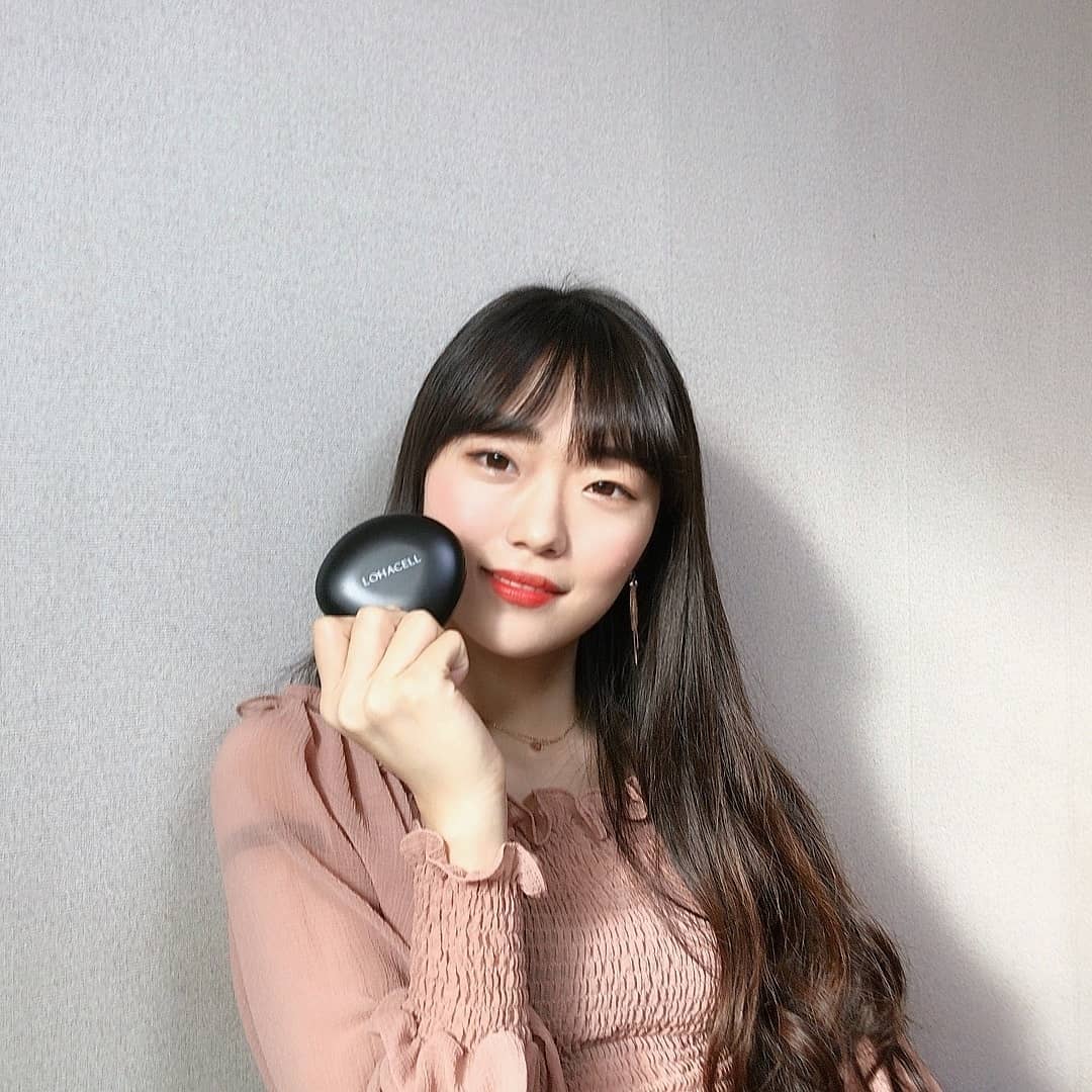 Hwang Hae In(황혜인) on Instagram: “❣로하셀 리얼 피팅 쿠션❣(23호)  지성피부+민감성 피부인데도 바르고 난 이후에도 자극없고 오히려 피부가 진정되는 느낌이었고 입자가 곱다보니 모공 부자인 나를 깐달걀처럼 만들어준 쿠션❗❗ 퍼프 모양도 요즘 대세인 물방울 모양이다 보니 뽀족한 면으로…”