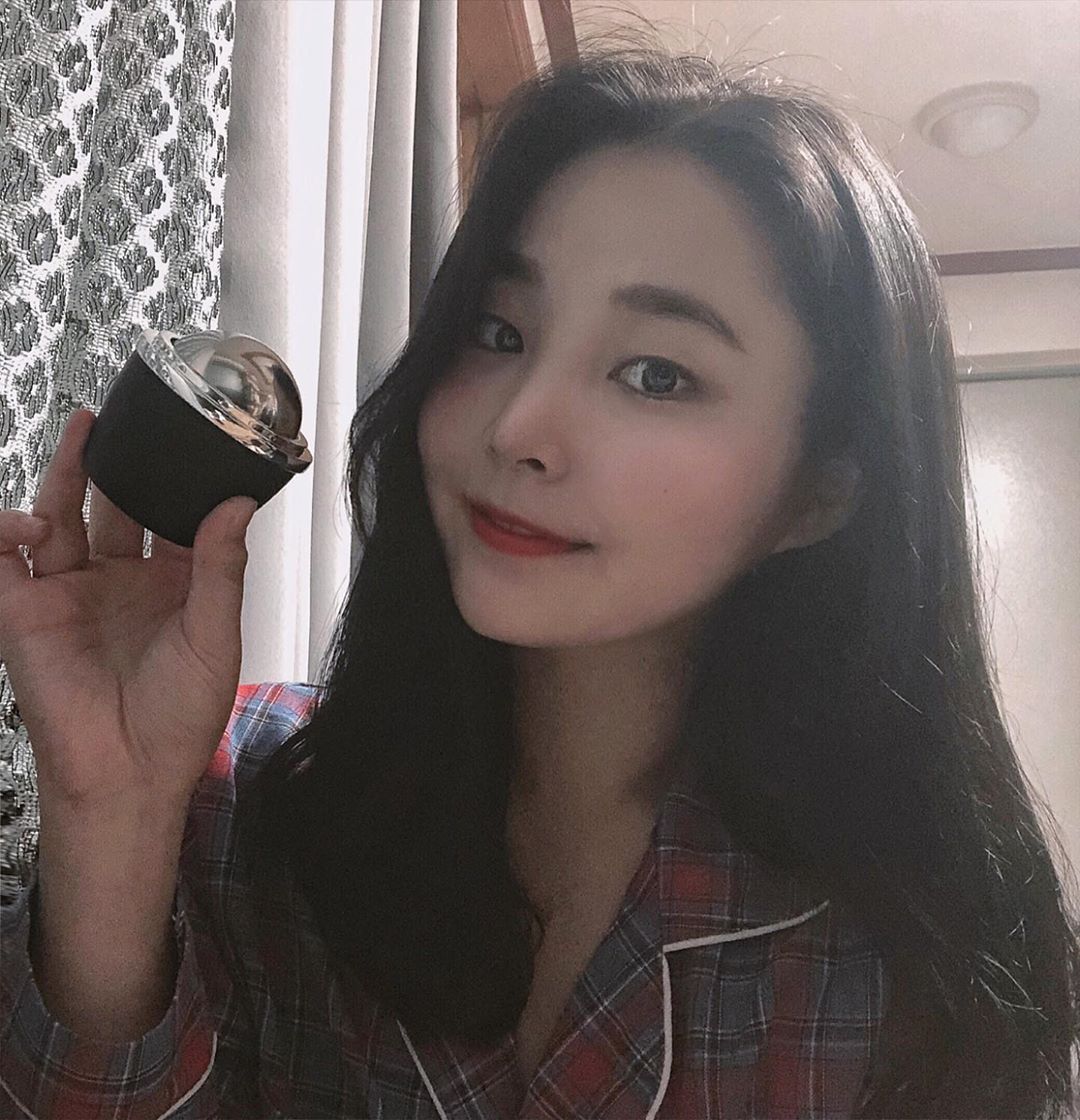 유빈 ( ʏᴏᴜʙᴇᴇɴ ɢᴏ ) on Instagram: “#lifegoods 
요즘 자기 전에 핫볼로 마사지 하는데 너무 좋아요 😌🌙
매일 셀프 마사지 손으로 했었는데 특히 얼굴, 목 옆라인 핫볼로 따듯하게 마사지 하니 시원하고 손에 힘도 덜 들어서 굿!”