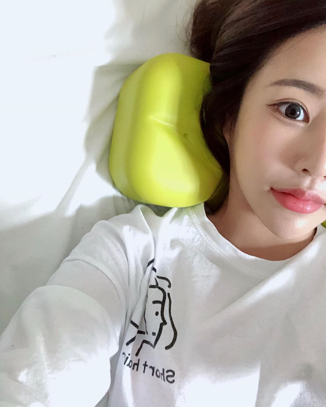 @ramiiiii_ on Instagram: “영화보고 들어와서 #꼬북베개 개시! 나 매주 #데콜테 관리받으면서 샵언니가 휴대폰 컴퓨터 많이하시면 #거북목 관리 잘해줘야 한다구 했는데 스트레칭도 틈틈히 하지만 자면서도 목관리할 수 있는 베개당💚 누웠는데 넘 편해서 바로 기절가능!! 영화도…”