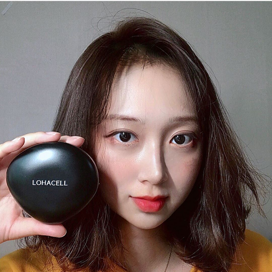 경언(행복둥이,22) on Instagram: “😥땀이 펄펄 나는 여름에도 장시간 매끈한 메이크업을 유지시켜  유분에도 쉽게 무너지지 않고 더욱 견고하게 고정되는 #로하셀리얼피팅쿠션  두껍게 발리지 않고 얇게 펴발리는 느낌😝 피부 자극 테스트 완료된 제품이라 예민 피부도 괜찮을듯!! 퍼프 모양이…”