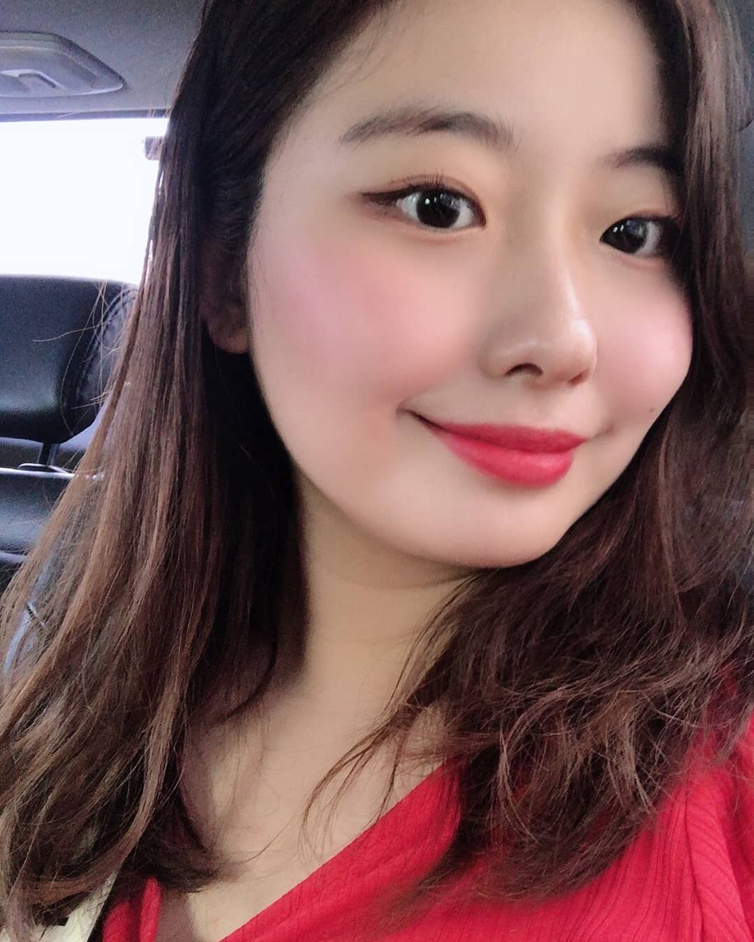 so adorable on Instagram: “이제 2통째 써가는 로하셀,,💫 잠못자면 뒤집어짐 술 마시면 뒤집어짐 스킨 바꾸면 뒤집어짐 풀장 밎  바다 다녀와도 아작나는  개복치 피부에 잘 맞았당 진정 효과도 있고 커버력도 맘에 들었고 과한 흰색이 아니라 화사한 피부로 만들어주는 파우치 필수템…”