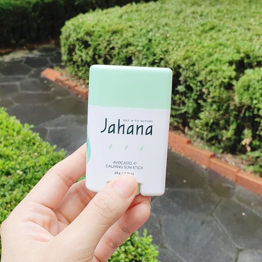 사계절 내내 발라야 하는 선크림이지만 아이들의 경우 여름에만 발라주고 있어요. 
피부가 예민해서 자극없는 #순한선크림 을 찾고 있었는데 3세 아이부터 사용할 수 있다고 해서 #자하나 #썬스틱 으로 초이스 했답니다.

제가 초이스한 민감성선스틱은 수분베이스로 만든 선크림이라 수분 충전과 선케어를 동시에 할수 있어요.

아보카도 열매 추출물 41% 함유되어 있어 촉촉하게 사용할 수 있고 끈적임을 싫어 하는 아이들이게 딱이에요!! 선스틱을 바르고 나면 머리카락이 얼굴에 달라붙고 난리가 나는데 번들거리지 않아서 좋더라고요. 
여름이라 땀을 많이 흘려서 수시로 덧발라 주고 있는데 백탁현상이 없고 밀챡이 잘 되네요.

자연유래 추출물 7가지를 배합한 특허 성분 함유되어 있고 전성분 E.W.G 안전 등급으로 우리 예민한 꼬꼬마들에게도 안심하고 사용할 수 있답니다.
바르는 순간 쿨링감이 느껴져서 아이들도 시원한지 좋아하더라고요. 그동안 써본 제품중에서는 제일 마음에 드는 것 같아요.

이번에 물총 놀이 할때도 열일해준 자하나수분베이스 선스틱! 휴가 갈때도 챙겨갈거에요^^ 지금은 이벤트 중

런칭 이벤트 : 자하나 아보카도 41카밍 선스틱과 아보카도 87카밍 클렌징워터 세트 구매시 5% 할인

http://bit.ly/2InX9hF

#아기선크림 #썬스틱추천 #스틱썬크림 #유아선스틱 #키즈썬스틱 #아기선스틱 #자하나수분베이스선스틱 #민감성선스틱 #수분선스틱 #백탁없는선스틱 #유아스틱형선크림 #카밍선스틱 #아보카도선크림 #순한선크림