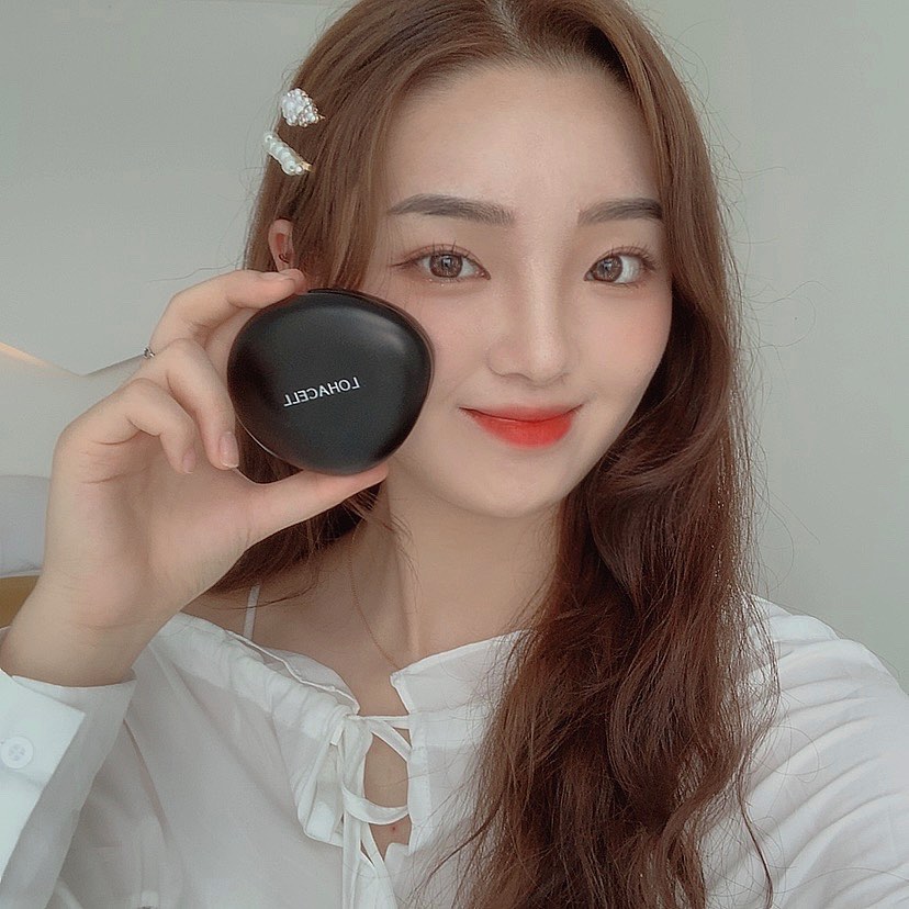 정다건(20)🇰🇷 on Instagram: “바를때는 촉촉하게 발리고 시간지나면 세미매트가 되서 보송보송하고 좋아요!☆ ⠀ #lohacell #로하셀 #로하셀리얼피팅쿠션 #조약돌쿠션 #로하셀조약돌쿠션 #코덕 #짱돌쿠션 #로하셀쿠션 #여름쿠션추천 #방수쿠션 #지속력좋은쿠션 #밀착력좋은쿠션…”