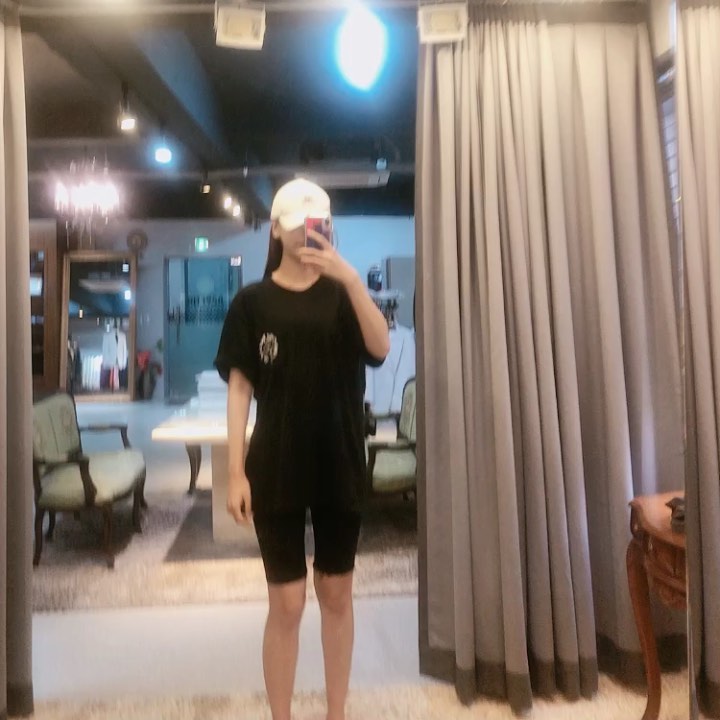 Juhee KIM/JUIMOI(주이모아) on Instagram: “. . 더위먹었다😅 넘 더운 날에는 막입구 일하고 싶자나? . .  내 몸을 지켜주는 네모님 자랑쥼 🙈 타잇한 팬츠 안에서도, 착붙  힙근육까지 예쁘게 지켜주는 네모팬티가 요새 대세라즁? 🥰 삼각이 림프순환저하에 힙처짐 원인이 되서 요새 알만한…”