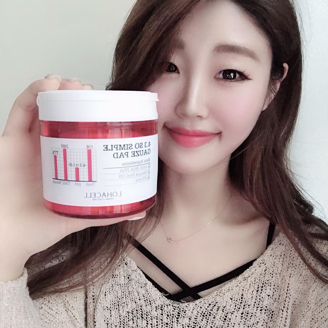 @kkotnimee on Instagram: “한장 쏙 빼서 쓱쓱 닦아주면 각질케어와 피부결정돈까지 한방에 3초면 맨질맨질 피부👌 꾸준히 사용하면 블랙헤드 관리까지 된다니👏👏👏 사용한 후 사진은 분명히 아침에 일어나서 했는데... 노폐물...😱😱😱 부드러운 엠보면이랑 울퉁불퉁 거즈면으로 서로…”