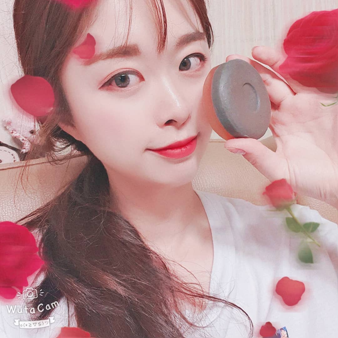 쑥쑥🌷 on Instagram: “따라란~~~신기한 반반비누ㅋㅋㅋ 🐔모드비도 사춘기닭살비누🐔🐔🐔🐔🐔 (클렌징+모공+트러블)에 효과있는 수제비누에요 ㅎ  위쪽 주황색은 🌟자몽비누🌟맑은피부가 되게 해주구 밑쪽 회색은 🌟블랙스톤비누🌟 사춘기피부, 지성피부, 모공청소에 도움을 줘요(모낭충은…”