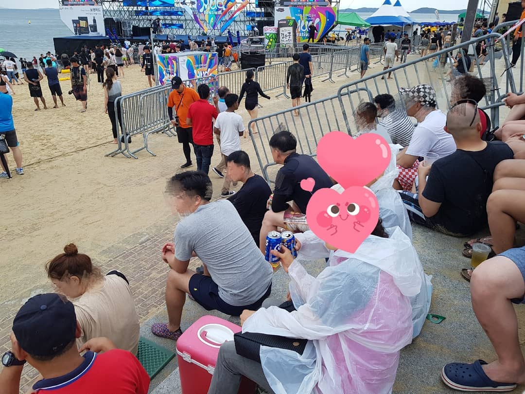 아빠엄마랑 머드축제 
즐겨봐용

치맥

지원이

치타

형돈이와 대준이

인순이 .
.
.
.
.