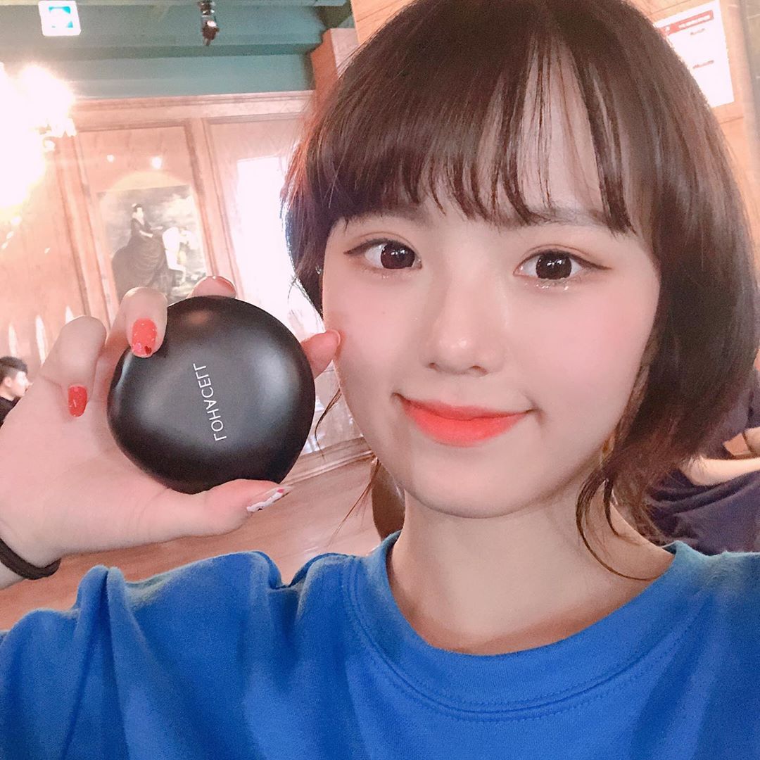 다빈 on Instagram: “요새 더워서🌞 땀도 많이 나는데 무너져 내리지도 않고 밀착력도 좋아서 맨날 쓰고 있는 쿠션~~ 이번 부산여행 갔을때도 들고 갔다왔당!̐̈ 퍼프도 뾰족한 모양이라̌̈ 코옆이나̌̈ 세심한 부분까지 잘 커버가능하당~~ 모공이나̌̈ 요철까지 촘촘하게…”
