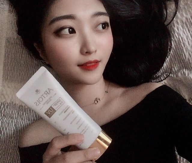 💙 on Instagram: “이건 진짜 혁명 ㅠㅠㅠ로션바르고 바로 베이스대신 바르는요즘 내 최애 선크림 💗진짜 태어나서 발라본 선크림중에 제일 가볍고 다른선크림에 비해 묽어서 로션바르는 느낌!!! 수분도 많고 촉촉하니라 넓은 면적을 적은양으로 바를수있어서 팔다리에도 자주…”