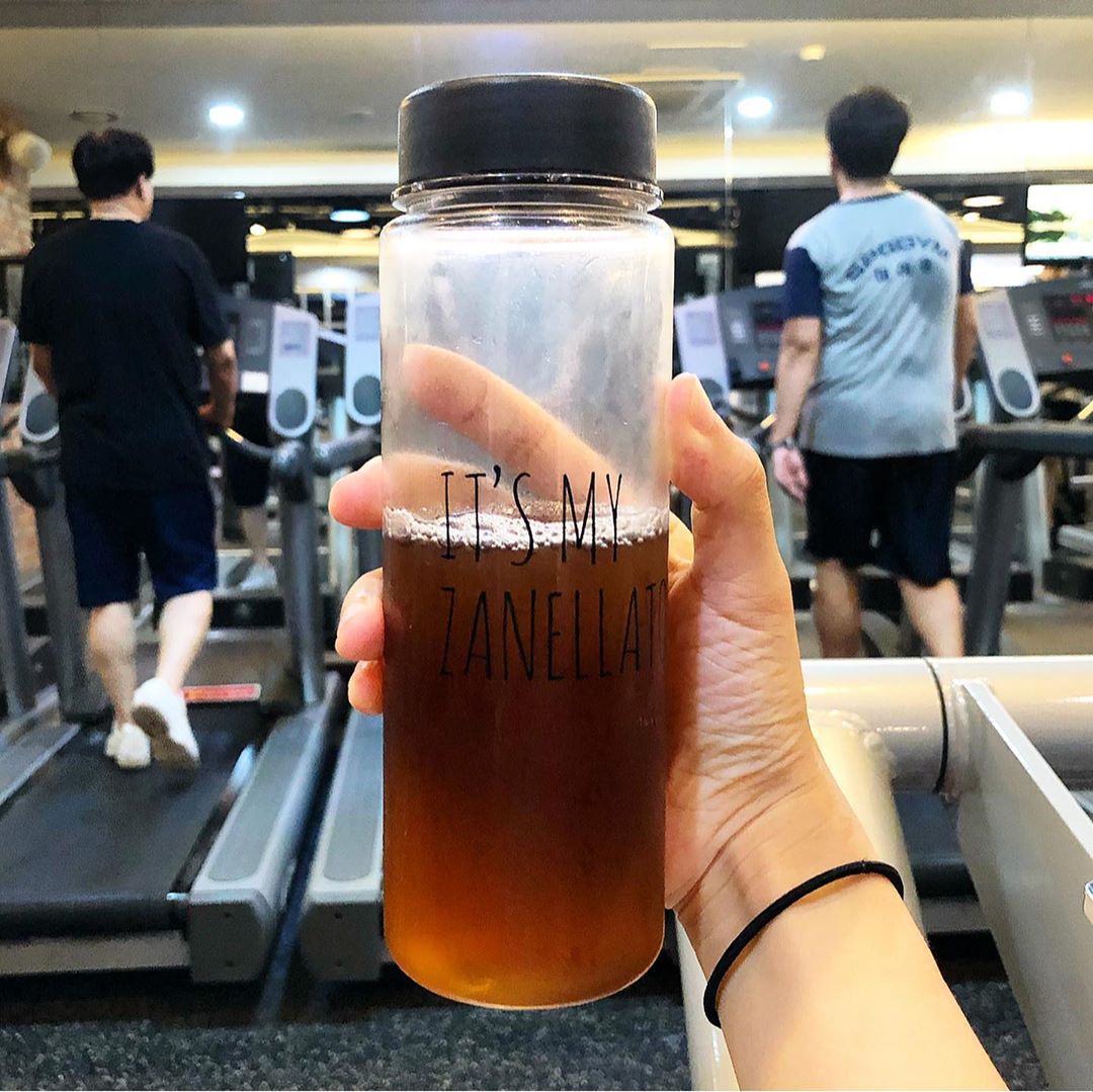 신정연 on Instagram: “요즘 약속핑계로 밤 늦게까지 먹기만해서.. 죄책감에 #헬스장 매일은 아니더라도 꾸준히하쟈🏃🏻‍♀️🏃🏻‍♀️🏃🏻‍♀️
커피인데 다이어트커피래서 운동할때 함께해봤어요😋

#웰스업#칼로비카#다이어트커피#다이어트보조제#리뷰쉐어#ad”