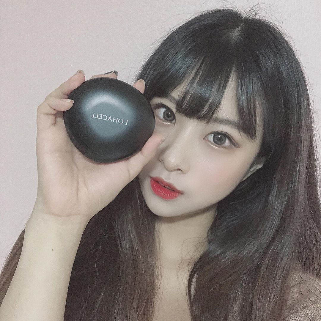 EUNSEO on Instagram: “로하셀 리얼 피팅쿠션 후기!! 일명 조약돌 쿠션이라고도 불리는 쿠션! 선명한 색과 촘촘하게 밀착되어 아침에 쓰셔도 저녁까지 매끈한 피부가 연출되어서 좋았구요 유분에도 강해서 쉽게 무너지지 않아요👍 커버력은 물론이고 피부진정&보호 효과도 뛰어나서…”