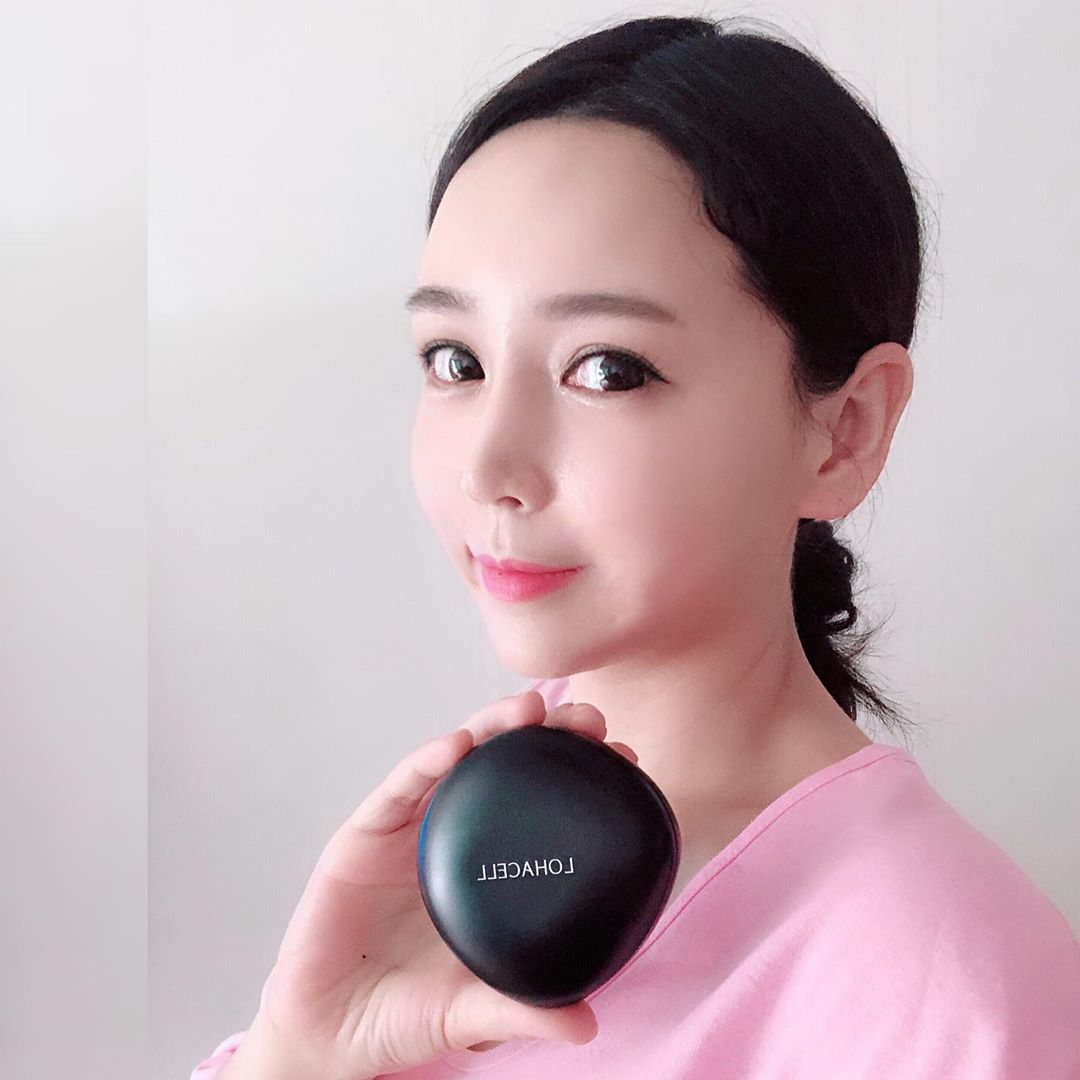 @luv_yum on Instagram: “#로하셀리얼피팅쿠션 . 커버력이 대단한데도불구하고 엄청나게 가볍고 뽀송뽀송해서 솜털처럼 보들보들  피부 자극 테스트 완료 (무자극 판정) 퍼프도 조양돌처럼생겨서 눈가나 코주변같은부위도 밀착커버 퍼프가 참 맘에드는구나 기름지지않아 여름에쓰기 참…”