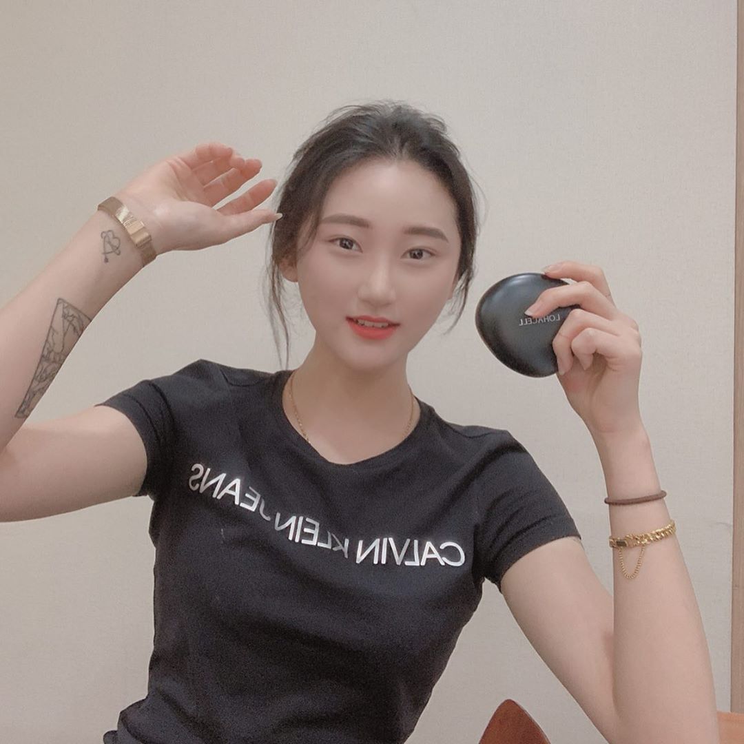 영경 on Instagram: “👉여름쿠션추천 👈  이렇게 뽀송뽀송한 쿠션 처음봄‼️ 여름엔 뽀송뽀송한게최고지  가볍게발리고 너무좋잖아~~ 선명한 색과 촘촘하게 밀착되어 장시간 매끈한 메이크업을 유지시켜 주는 미세입자 분산과 유분에도 쉽게 무너지지 않고 한 겹 한 겹 얇고 가볍게…”