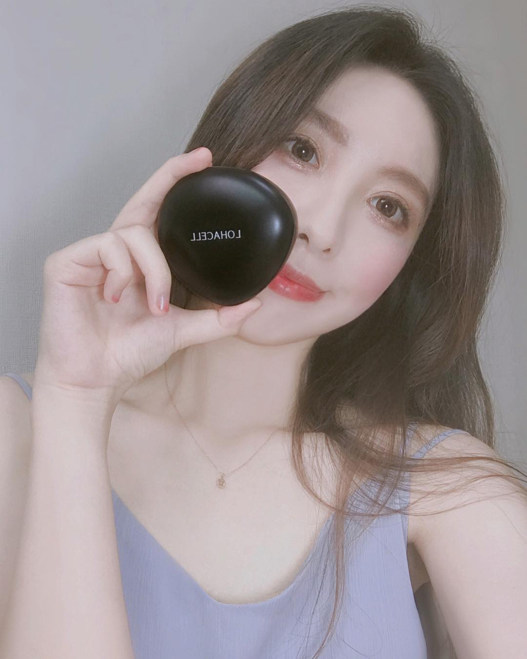 차지원 on Instagram: “🖤로하셀 리얼 피팅 쿠션🖤21호🖤 여름에 진짜 딱인 매트한 쿠션! 내 피부같이 자연스럽게 완벽 밀착커버🖤무자극에 미세입자 분산 [Real-fitting system]으로 장시간 지속력도 귣🖤 . . . . . . #lohacell #로하셀…”
