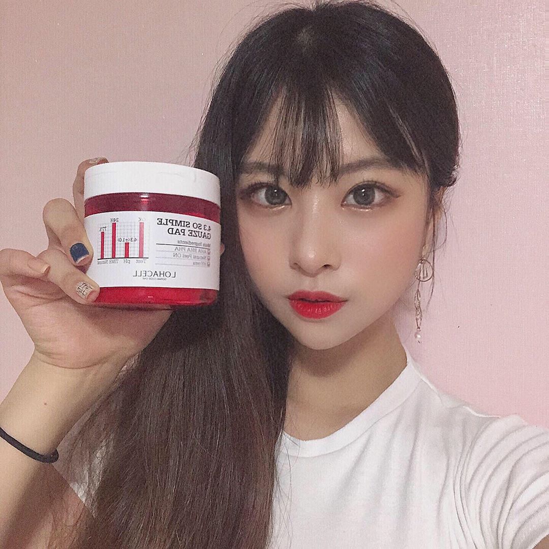 EUNSEO on Instagram: “요즘 데일리로 사용중인 #로하셀쌍욕패드 4.3#쏘심플거즈패드💕 각질과 피지, 블랙헤드를 정리시켜준다해서 쓰고있는데  피부결 정돈 , 코옆 블랙헤드 정리 , 그리고 트러블 진정효과까지 있는거 같아서 제 인생템으로 둘려구요 ㅠㅠ 패드는 양면이 달라요!…”