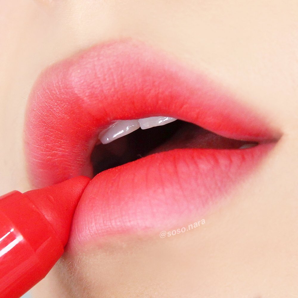 ⠀
#메이크업포에버아티스트립블러쉬 ⠀
⠀
—————
⠀
메이크업포에버 아티스트 립 블러쉬
Makeup forever, Artist lip blush
⠀
• 301 Spicy Coral • ₩34,000 / 2.5g
⠀
—————
⠀
구매하고 거의 매일 바르고 있는 
메포의 아티스트 립 블러쉬 301 스파이시 코랄🍒🍑
⠀
굉장히 찐한 형광빛이 살짝 도는 코랄컬러로,
그냥 손등에 발색하면 약간 오렌지기가 돌지만
제 입술 위에 올리면 오렌지 느낌이 강하진 않더라구요🙄
그치만 그래서 더 저한테 잘어울리고
발랐을 때 형광등 켜지듯 안색이 정말 환해져요😀✨
⠀
그리고 발림이 좀 특이한데요,
마치 립크레용 같은 느낌으로 보송하게 발리면서
한 번으로도 발색이 잘되어 거울 말고 핸드폰에 비추면서(!)
슥슥 바르기 정말 편해요👍
⠀
봄웜 분들, 특히 봄브라이트 분들에게 추천드려요💋✨
⠀
⠀