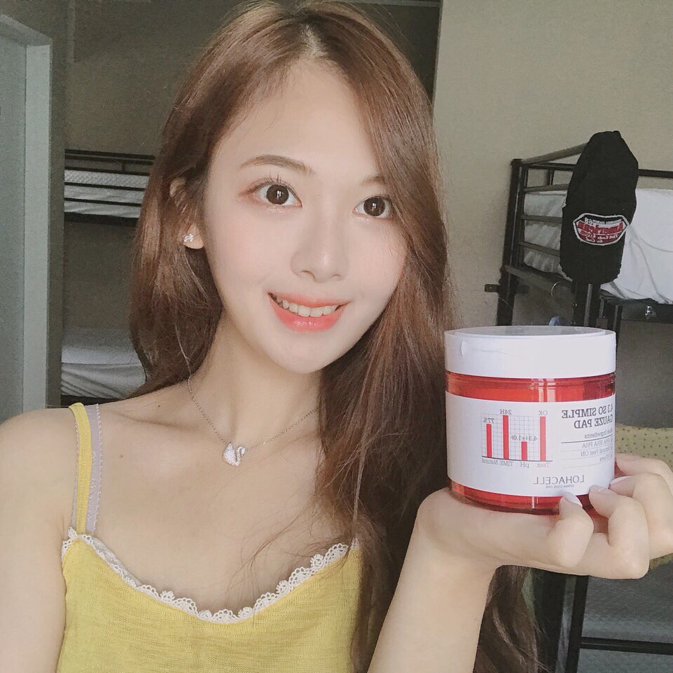 채윤(23) on Instagram: “믿고쓰는 로하셀에서 ‘4.3 쏘 심플 거즈 패드’ (쌍욕패드) 가 나와또요🙌🙊 클렌징을 깨끗하게 해도 피부 모공속에 메이크업 잔여물이 있다는 생각에 찝찝함을 느끼시는 분들 많으실꺼에요😢  또 저처럼 메이크업을 할때 각질과 피지 때문에 들뜸이…”