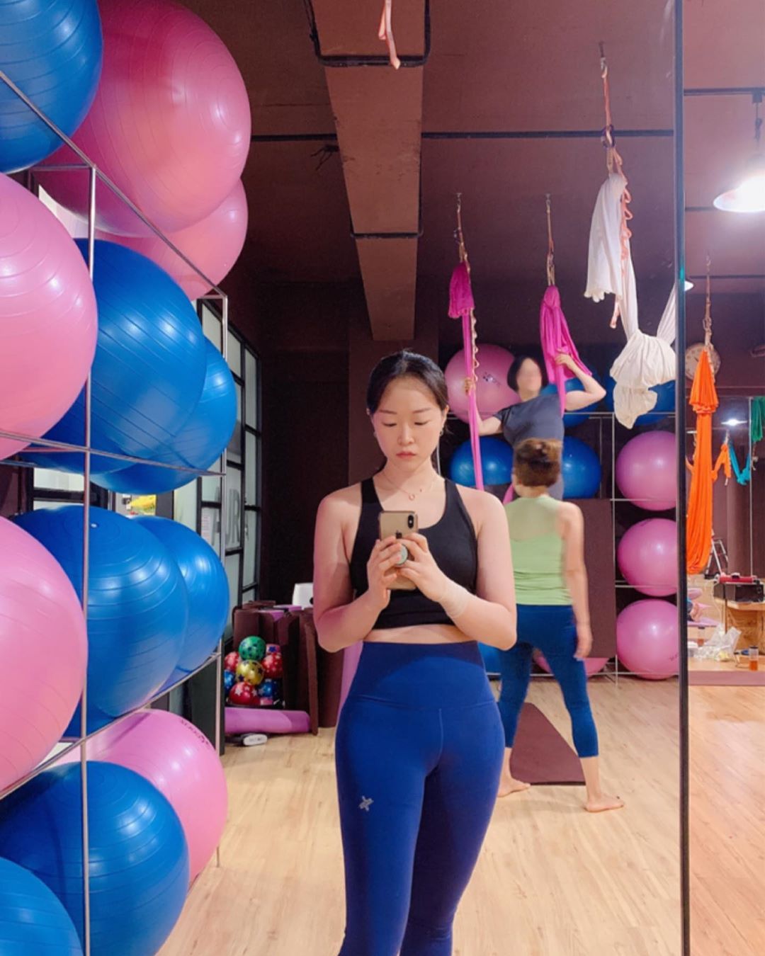 자요미🍒 on Instagram: “요즘 날이 더워 원피스 입을 일이 잦아서 네모팬티 입는 중인데 속바지 별도로 착용 안해도 되고 말려올라가지않아서 너무 편하고 좋았는데 요가복에도 티 안나게 착붙이에요👍🏻👍🏻 사진 보는데 살이 너무 쪄서 큰일이네요 나는 언제 탄탄하고 날씬한 몸을…”