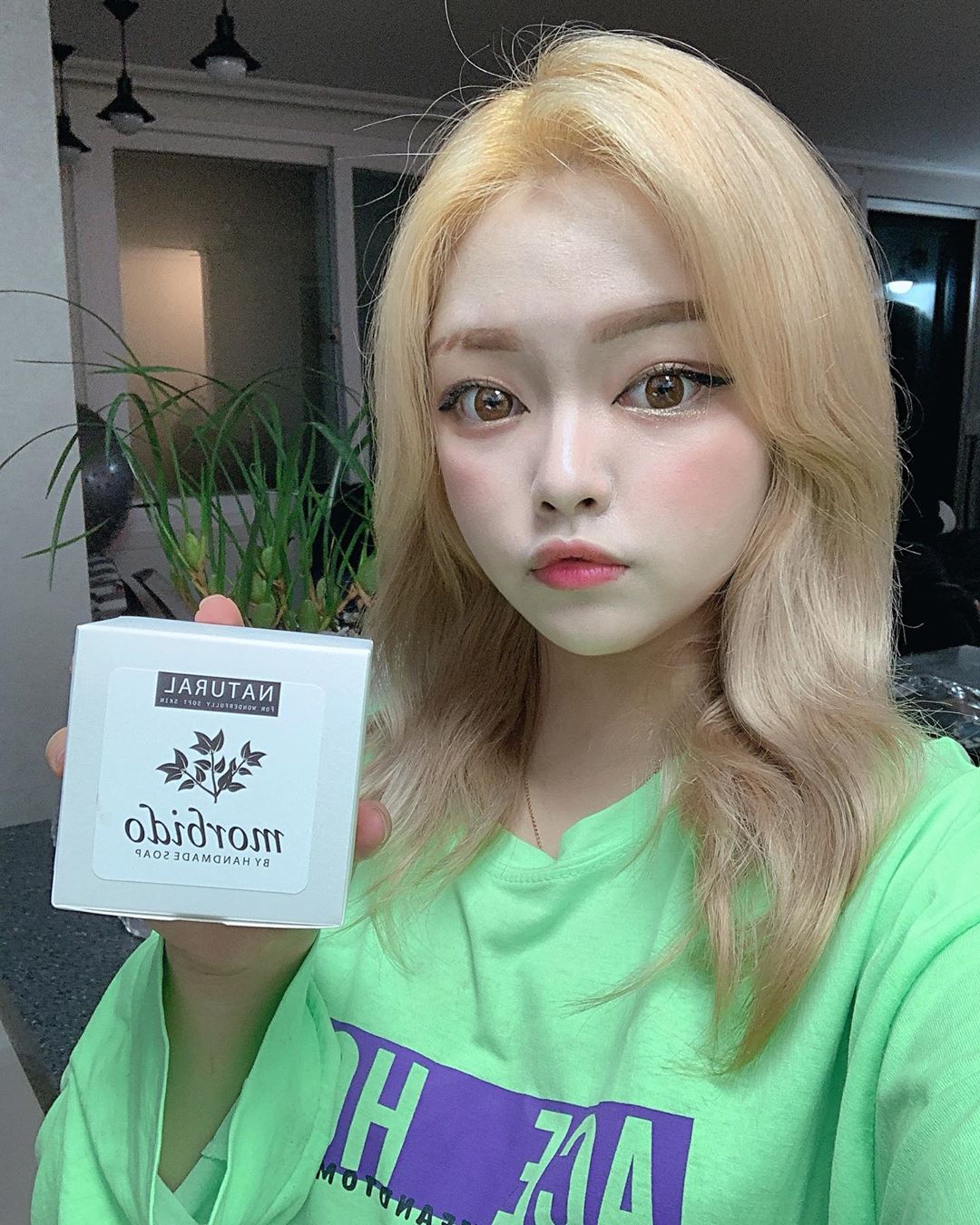 한은지 on Instagram: “천연 비누로 피부에 자극은 줄여주고 , 멘톨 성분으로 쿨링감있는 모히또 모르비도❣️ 특히 멘톨 성분 덕분에 발냄새 , 땀냄새 제거에도 효과적 👌👌 . . #천연비누 #스킨365 #멘톨비누 #땀냄새 #발냄새 #모히또비누 #모르비도 #쿨링비누 #리뷰쉐어…”