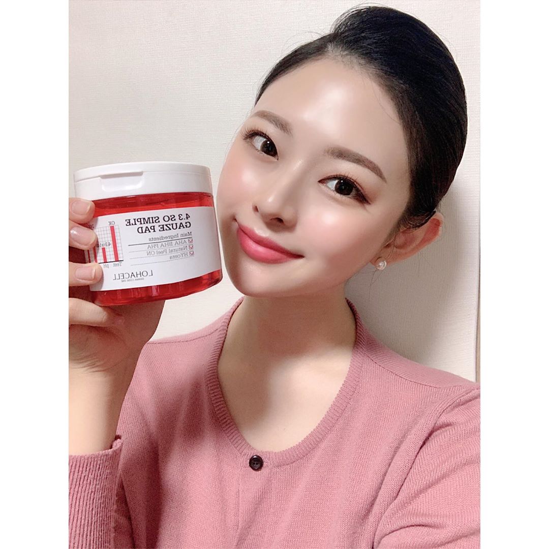 ʙɪɴ on Instagram: “여름철 피부케어는 #로하셀 ⠀ 요즘 장마철이라 너무 습해서 스킨케어조차 귀찮을때 #로하셀필링패드 로 피부관리 하세용 ✨✨ ⠀ 제가 일주일동안 써본 결과, 패드 하나로 피부각질제거와 트러블관리가 한 번에 해결됐어요 🥺👏🏻👏🏻 ⠀ 자극을 최소화한…”