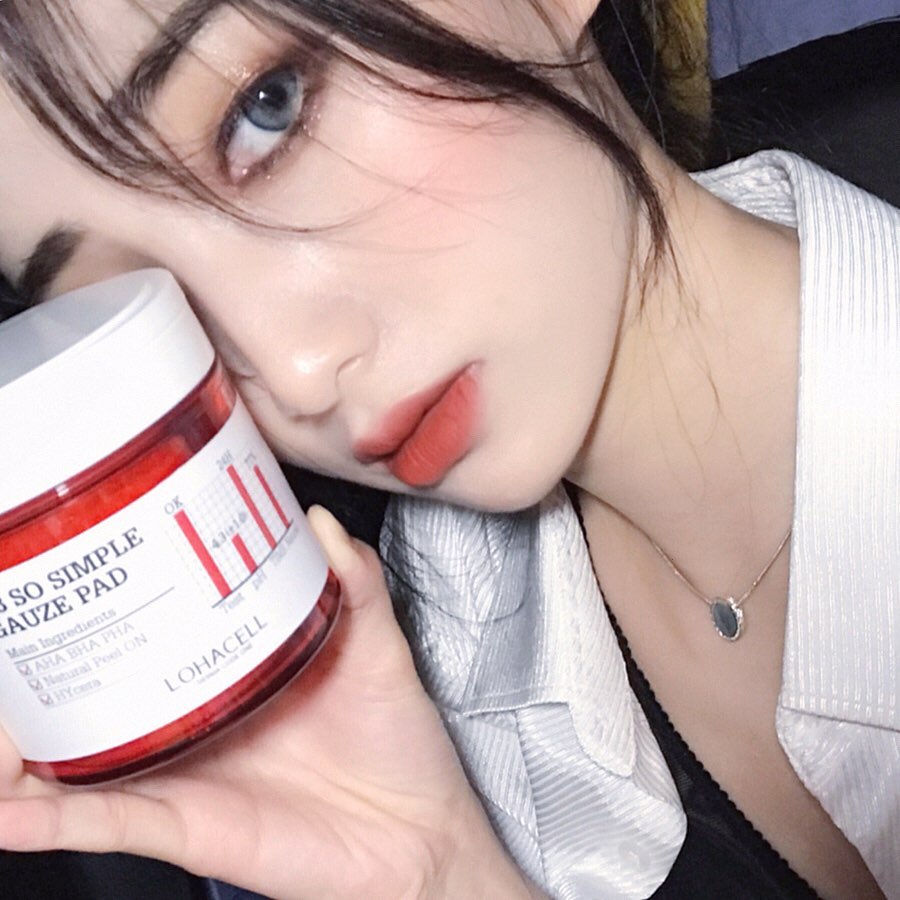 예림 on Instagram: “일정없이 방에만 있다보면 기름 올라오는 거나 피자 올라오는 게 더 잘 느껴져서 관리템 ㅎㅏ나 찾았습니담.,. ph4.3을 적용시킨 패드라, 세안 후에 올라가는 ph 잡아주면서 피부 산도 밸런스 맞춰줘버리기~ 엠보랑 거즈면이 있는 듀얼패드라 엠보면으로…”