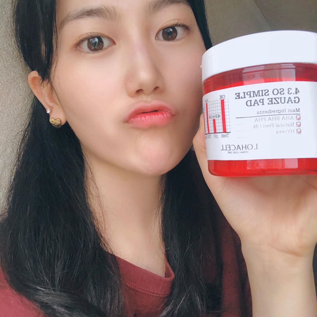 예은 on Instagram: “⠀ 피부 관리로 예민한 요즘, 자주 쓰는 제품 추천드려요 ◡̈ ⠀ ①케어 전 ②케어 후 ③엠보면, 거즈면 상세 ④케어 후 피부 상세 ⠀ 이 제품은 패드 하나로 각질과 피지, 모공, 블랙헤드 4가지를 모두 캐어할 수 있어요🤭❣️❣️ 간단하고 확실한…”