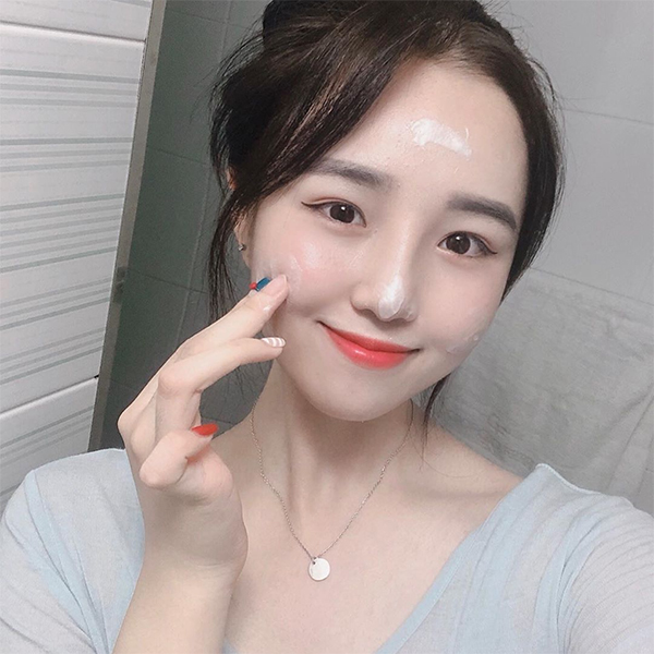 소         현 on Instagram: “세안을 기본 세번씩 하던 나에게 로하셀에서 주신 폼클렌징은 정말 혁명 🥰❤️ 한방에 화장이 뽀득하게 지워져서 미세먼지 걱정따위!! 더위에 예민해진 나의 피부를 지켜주는 기분!!🌼 요새는 화장두 잘먹는댜 +비타민 듬뿍 모링가씨앗과 약산성에 도움을 주는…”