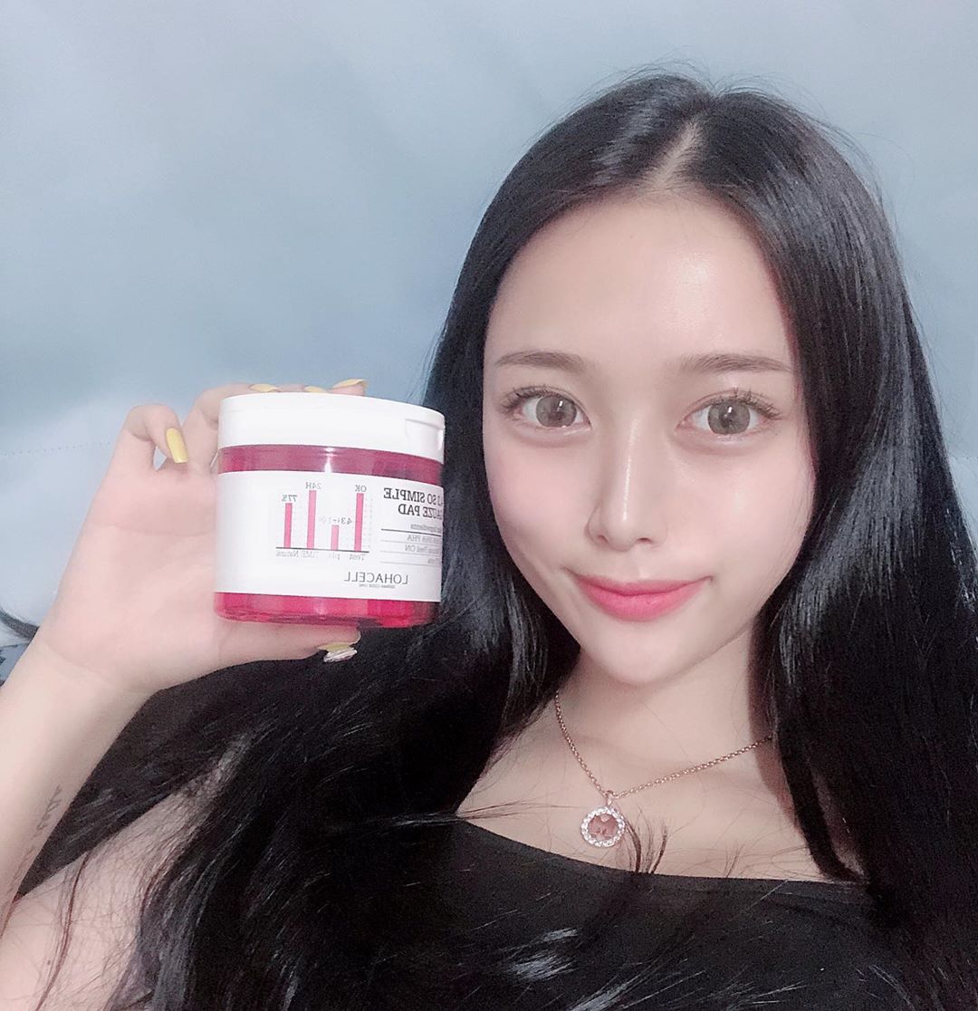 최윤정 on Instagram: “기초단게 각질관리까지 하면서 스킨 대용으로 사용할수있는 로하셀심플거즈패드😆 화장전에 사용하니까 각질이 정돈되어 화장이 잘 먹는 느낌이 들어요!  각질케어는 되지만 자극은 최소화한 ph4.3을 적용시켜 세안후에 올라간ph를 빠르게낮추어 피부 산소…”