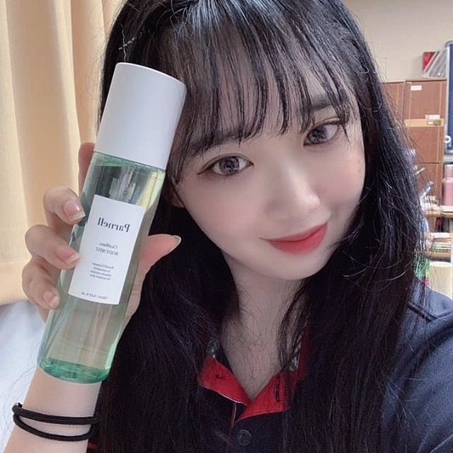 이경민 (19) on Instagram: “💚파넬 시카마누 바디미스트💚 여드름 스킨케어 브랜드 피넬에서 출시한 등드름 , 가드름 전용 바디미스트로 정제수 대신 병풀수로 유효성분을 높혔고 , 시카와 화상 환자들이 상처에 바르기도 하는 마누카꿀추출물이 들어가서 진정에 탁월한 효과가 있다고 해요…”