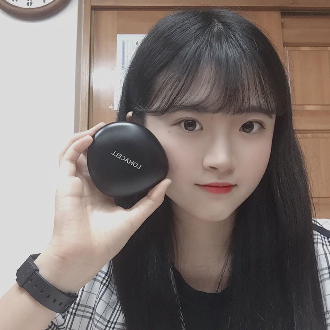 승희(19) on Instagram: “✨로하셀 리얼 피팅 쿠션✨  평소에 피부 예민해서 고민 많았는데 피팅 쿠션 쓰고나서 피부도 괜찮아지고 나중에 시간지나서 유분기 올라올때도 꽉 잡아줘서 짱좋다 ㅠㅠ 무자극 판정 받은 쿠션이라 피부 예민한 사람들은 특히 더 마음놓두 쓸 수 있지롱 그리고…”