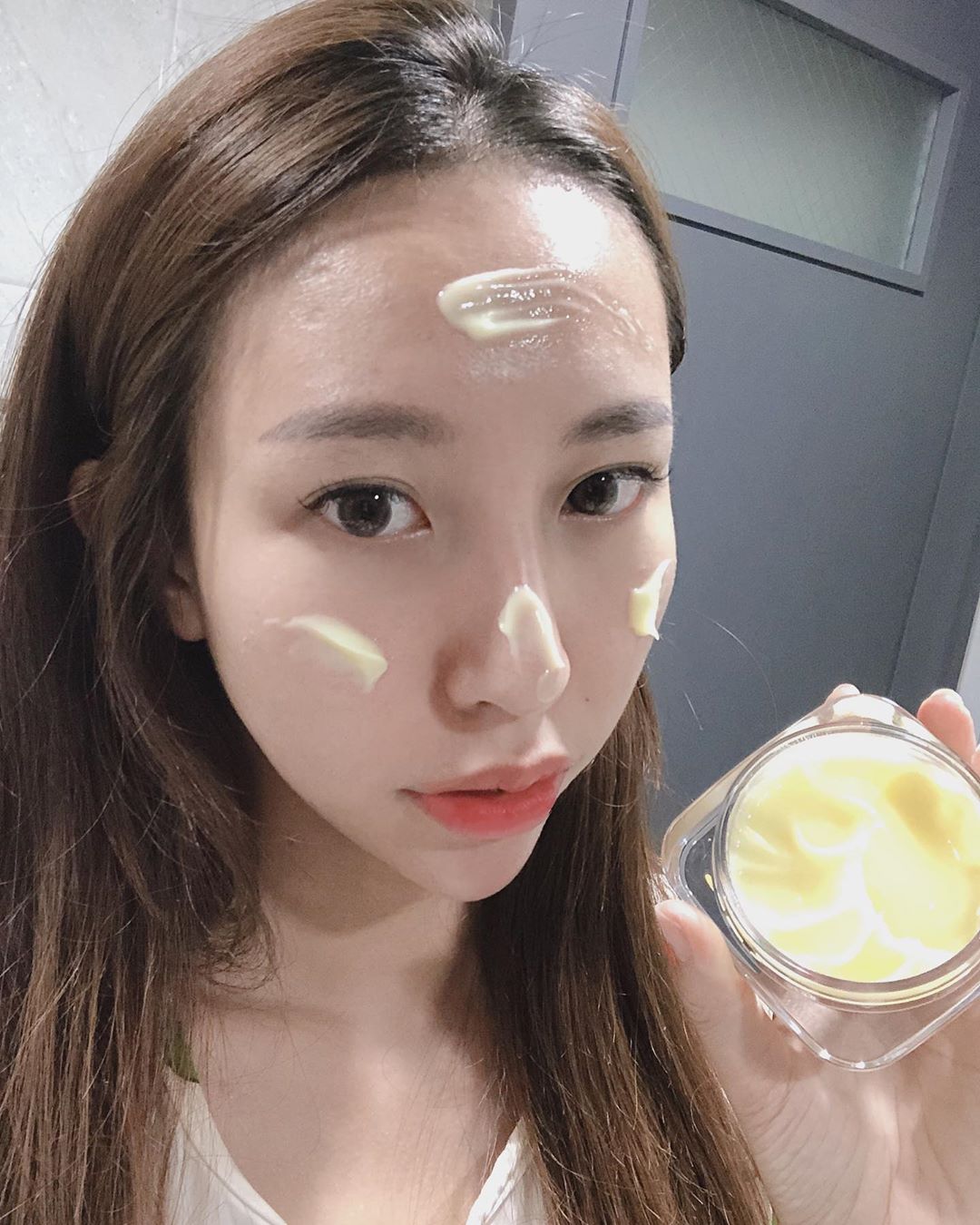 은채 & 에르모 on Instagram: “진짜 민감하고 약한 피부인데 로하셀 세이브 미 크림으로 진짜 꿀피부 되어가는중👍🏻 . 매일 야외촬영으로 미세먼지에 뒤덮혀사는데 아침저녁으로 발라주면 꿀피부 예약입니당🥰 . 블루라이트를 차단해주는 루테인도 함유되어있어서 매일 컴퓨터앞에서 일하시는…”