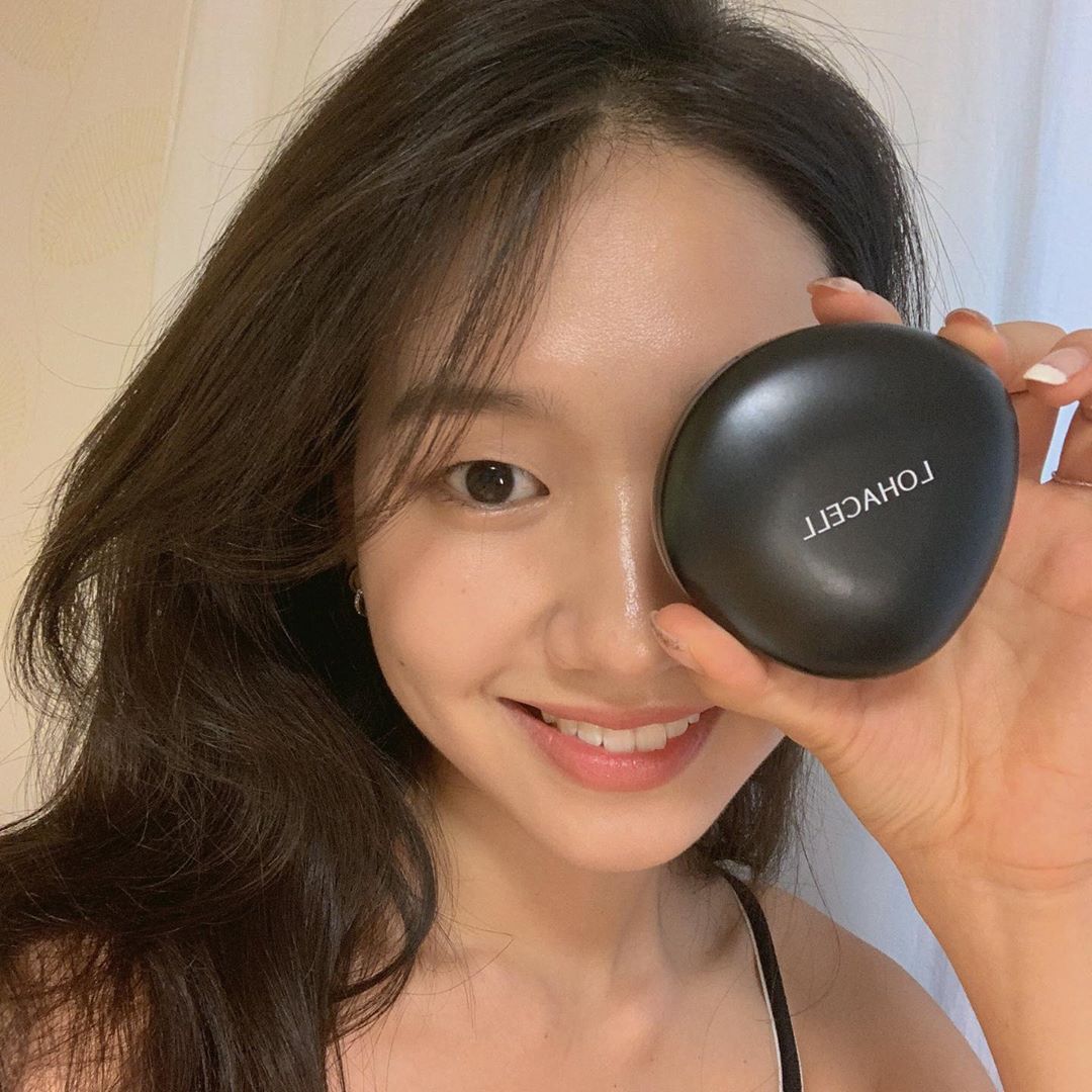 김지호 Jiho Kim on Instagram: “촘촘하게 밀착되어 장시간 매끈한 메이크업을 유지시켜주는 로하셀 리얼피팅쿠션 - 보송한 마무리감으로 여름철에 잘 어울려요. _ #lohacell #로하셀 #로하셀리얼피팅쿠션 #조약돌쿠션 #로하셀조약돌쿠션 #코덕 #짱돌쿠션 #로하셀쿠션 #여름쿠션추천…”