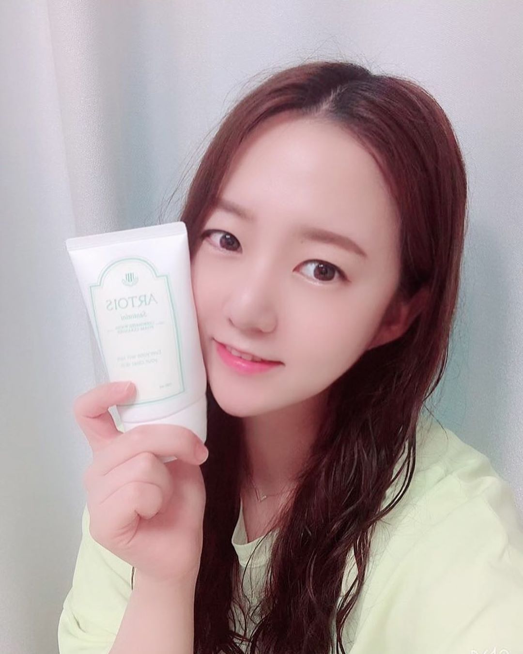 연리 :) on Instagram: “천사연구소 에서 나온 #아트루아 #폼클렌저 예요 👀 이걸 쓰면 저도 천사가 될수...는 아니겠죠🤣 #향수 를 입힌듯한 폼클렌저 들어는 보셨어요? 은은하면서 상큼한 청귤향 이 난다고 해야하나 그냥 향이 좋아서 거품 묻히고 다니고 싶을 정도랄까?🤭…”