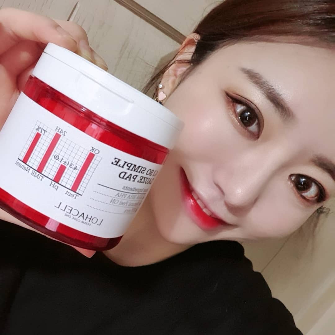 👠💄🌹🍎🍓🍒🥫🍬🎈♥️🌈🎨 on Instagram: “진짜 진짜 더위 많이 타는 나 ,,🌡💦 여름철에 제 피부는 항상 피지와 각질관리를 중요시했어요 ! 심지어 예민한 지복합이라 아무 화장품이나 쓸수가 없었어요 😂 특히나 각질관리 제품은 엄청 자극적이잖아요ㅠㅠ 그런데,,!! #로하셀쏘심플거즈패드 이…”
