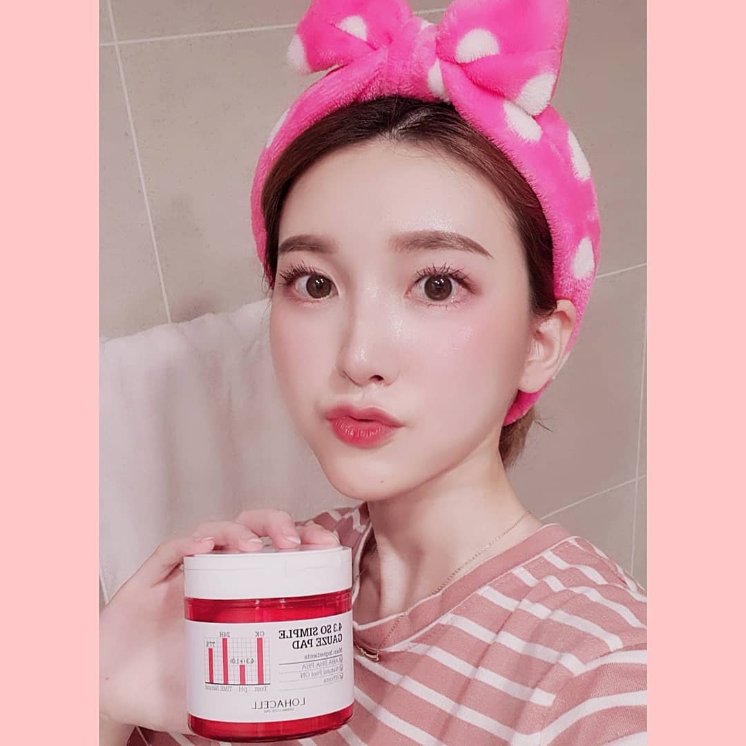 SUBIN:) on Instagram: “[쌍욕패드] 4.3 쏘 심플 거즈 패드 3번째 로하셀 제품 리뷰입니다:->💛 이번에 체험하게된 제품은 거즈 패드에용! 안그래도 요즘 각질이 장난 아니라 얼굴을 쥐어뜯어놔서 흉터 가득이었는데😢 이 타이밍에 각질 제거 패드를 리뷰하게 되다니용💕 비누나…”
