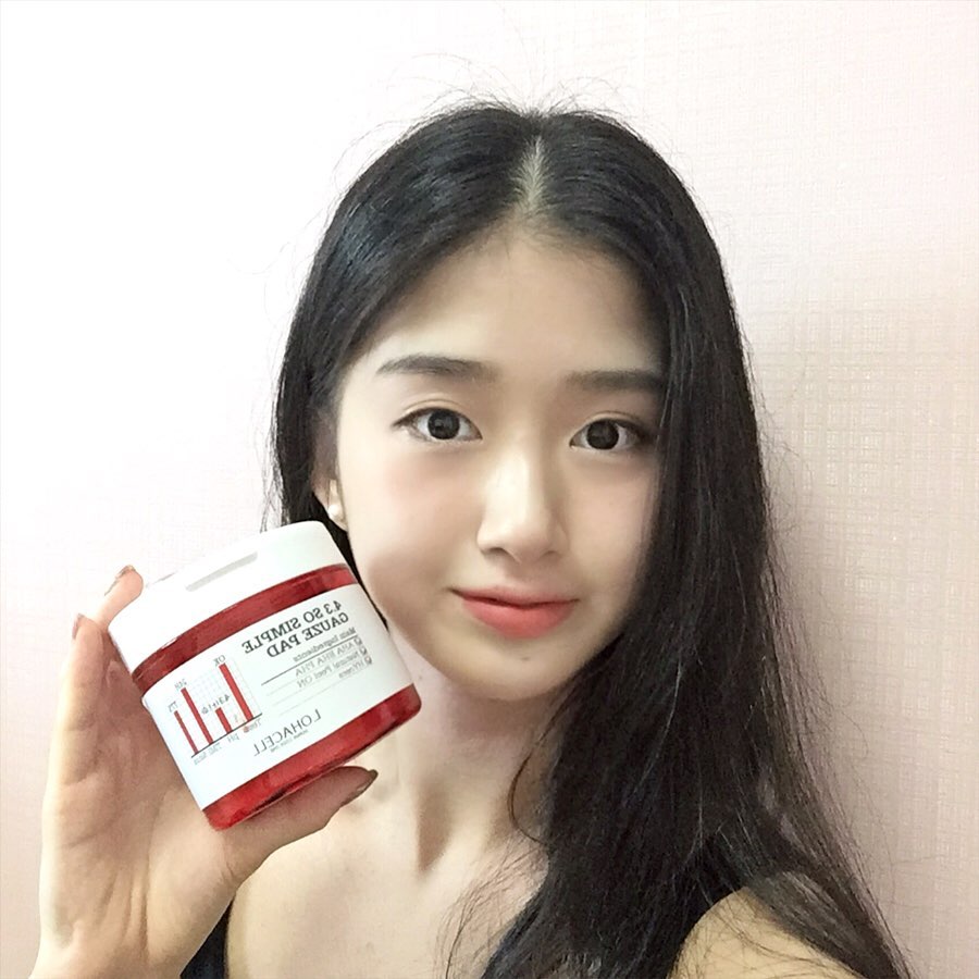 정하원 on Instagram: “#lohacell 
패드는 처음 써보는데 일단 너무 편해서 좋다😳민감한 건성이라 각질제거 어려운데 피부결도 잘정리해주고 꾸준히 쓰면 피지랑 블랙헤드 관리두 된데요😚”