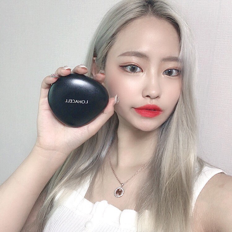 조아라 on Instagram: “짱돌쿠션, 조약돌쿠션이라고 불리는 요즘 유행하는 로하셀리얼피팅 쿠션❗️ 3년동안 쓰던 타쿠션에서 이쿠션으로 바꿨다 ㅜㅜ 넘조흠🥰🥰 . 👉🏻땀 , 기름기 , 물 완벽 방수 👉🏻모공이나 요철까지 촘촘하게 커버 👉🏻한 겹 한 겹 얇고 가볍게 커버해주는…”