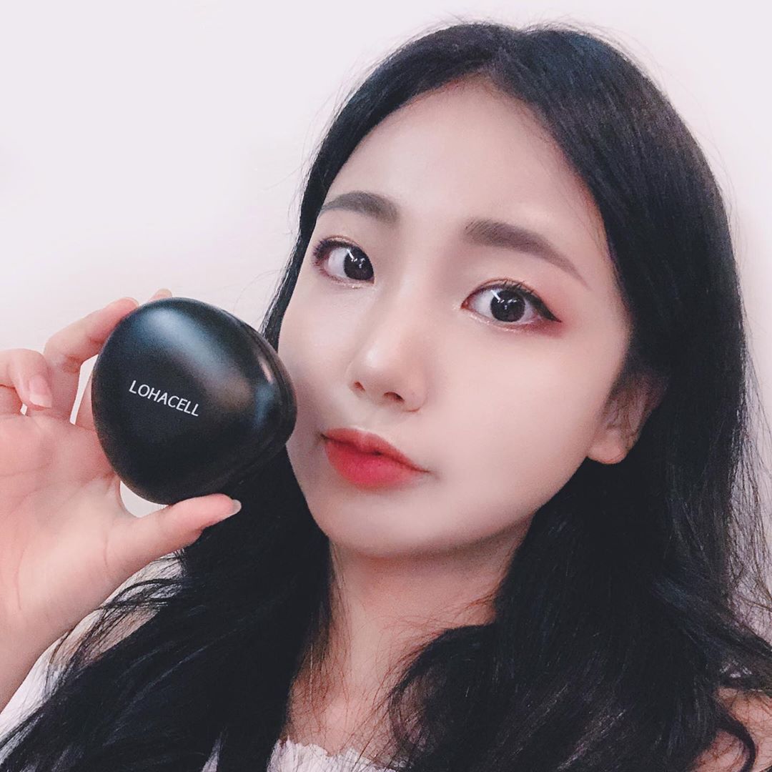 강무무 on Instagram: “조약돌같이 생긴 로하셀의 신제품 쿠션!🌑🌑🌑 비도오고.. 습한요즘 외부로부터 메이크업이 지워질일이 너무나 많다 ㅠㅠ  근데 이 짱돌이는 장시간에도 끄덕없는 제품이다 이말이야 ㅇㅅㅇ  커버력도 좋은데 촘촘하고 깔끔하게 발리는 느낌이 더 좋당 ㅎㅎㅎ…”