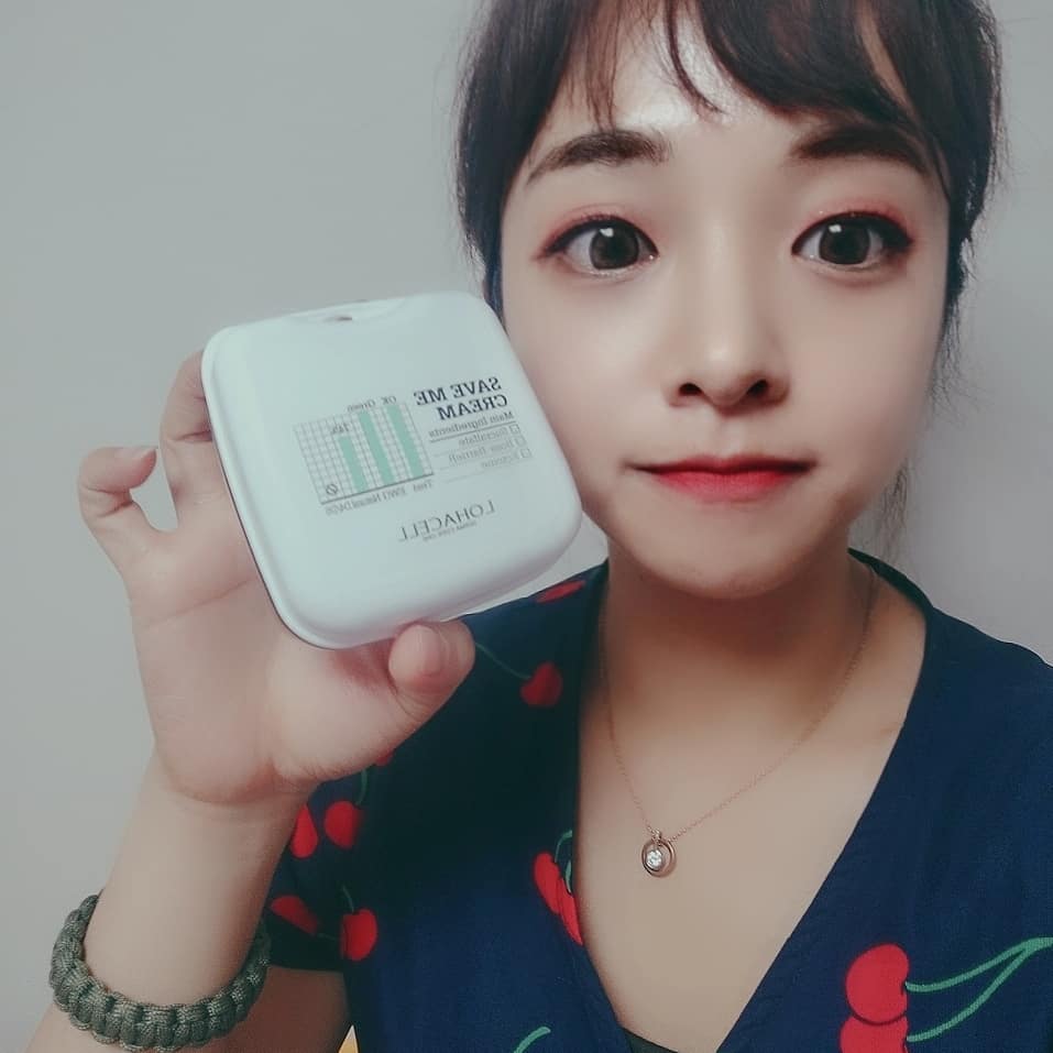 권새로이 on Instagram: “(@loha_c) 크림이 똑떨어졌을때  우연히 바르게 된 로하셀 제품~~!! 로하셀 세이브미 크림은 미세먼지 차단효과에 매우뛰어남!! 30대가되서 체력도 피부도 예전 같지않아 피부에 관심이 많아졌는데😱 세이브미 크림을 꼼꼼히  바르고 화장을 해보니…”