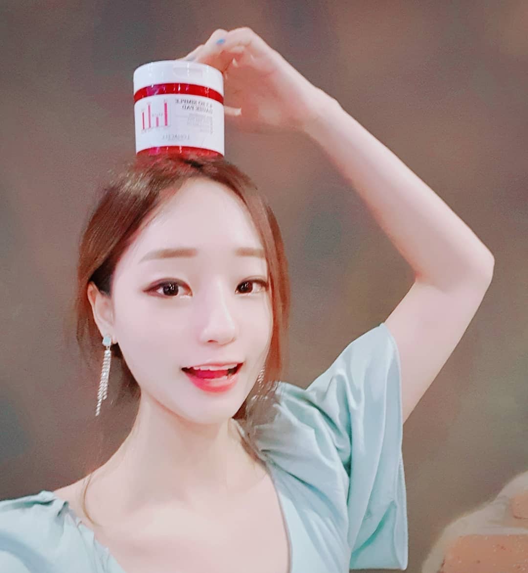 🕊2 on Instagram: “#로하셀쏘심플거즈패드 ❣ 여름철 늘어진 모공, #블랙헤드 , 쌓인 #각질관리 번거롭게 할 필요 없이 요 #로하셀거즈패드 하나면 간편하게 쓱싹🤗🤗 약속있는날 쓱싹하고 나가면 피부가 매끈하다구욧✨ 엠보싱&거즈 듀얼패드라서 피부상태에 맞게 골라쓸수…”